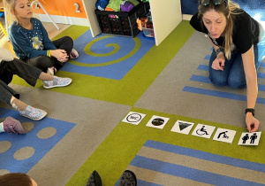 Obrazkowe symbole toalet.