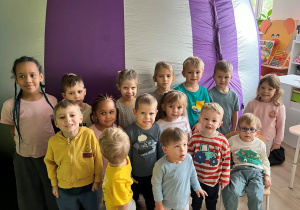 Dzieci przed kopułą Planetarium.