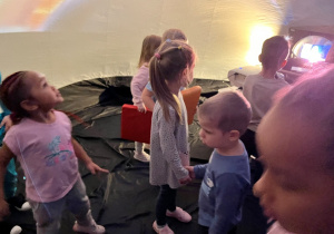 Dzieci wewnatrz kopuły.