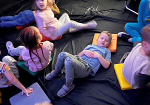 Dzieci na poduszkach w kopule.