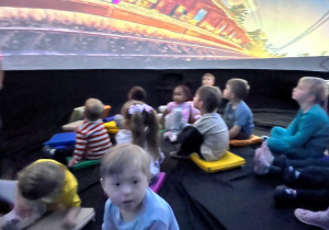 Dzieci na poduszkach w kopule.