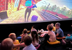 Dzieci oglądają film.