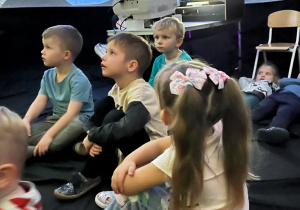 Dzieci oglądają film.