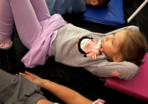 Dziewczynka ogląda film.