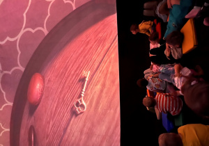 Dzieci oglądają film.