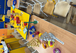 Stoliki z materiałami do dekoracji choinek.