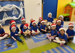 Dzieci przed wystepem.