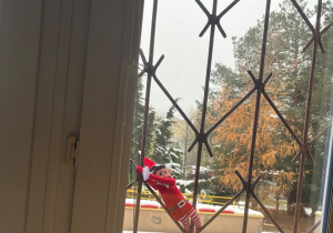 Elf zagląda do sali przedszkolnej.