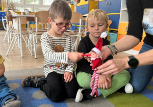 Chłopiec wita się Elfem.