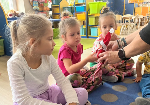 Dziewczynka wita się z elfem.