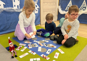 Dziewczynka układa postać Mikołaja według kodu.