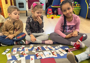 Dzieci z rozsypanymi obrazkami.