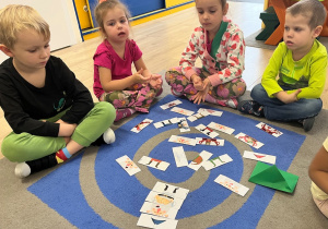 Dzieci z rozsypanymi obrazkami.