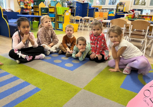 Dzieci odczytują mapę.