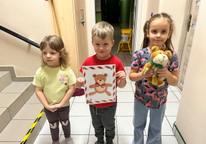 Dzieci z pierwszą rozwiązaną zgadką.