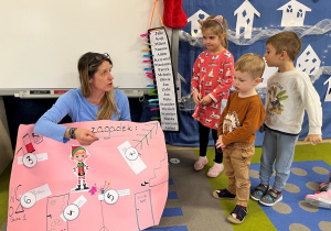 Dzieci odczytuja kolejne zdanie.