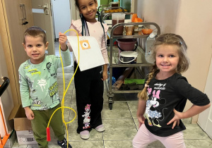 Dzieci z odnaleziona skakanką.