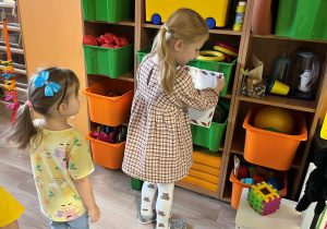 Dziewczynka odkleja ilustrację.