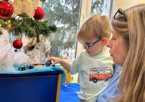 Chłopiec i pociąg.