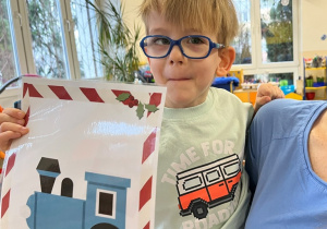 Chłopiec z obrazkiem pociągu.