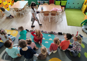 Dzieci układają buty jeden za drugim.