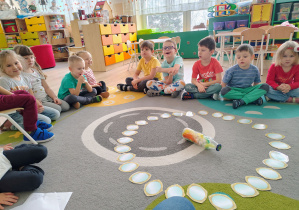 Dzieci kręcą butelką.