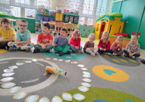 Dzieci kręcą butelką.