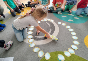 Dzieci kręcą butelką.