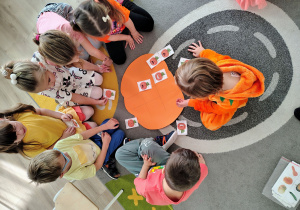 Dzieci układają sudoku.