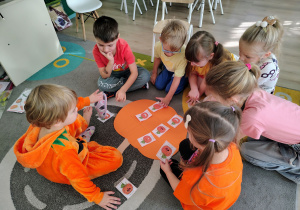 Dzieci układają sudoku.