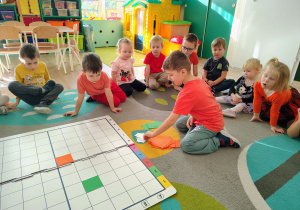 Dzieci kodują na tablicy.