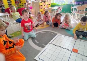 Dzieci kodują na tablicy.