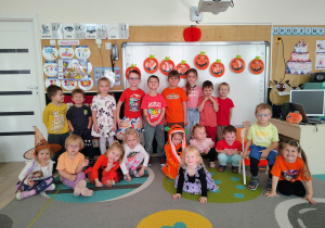 Dzieci pozują do zdjęcia grupowego.