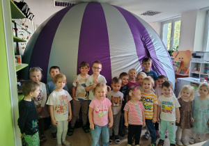 Dzieci pozują przed planetarium.