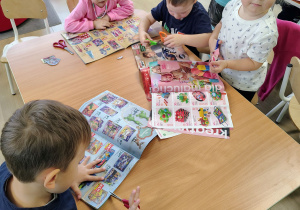 Dzieci wycinają obrazki.