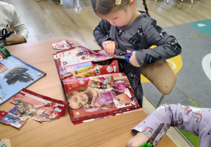 Dzieci wycinają obrazki.