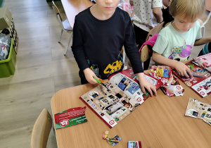 Dzieci wycinają obrazki.