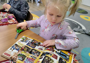 Dzieci wycinają obrazki.