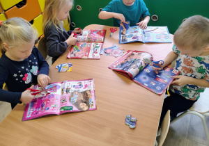 Dzieci wycinają obrazki.