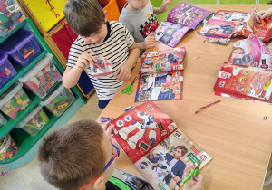 Dzieci wycinają obrazki.