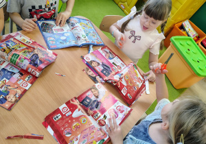 Dzieci wycinają obrazki.