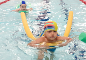 Dzieci pływają w basenie