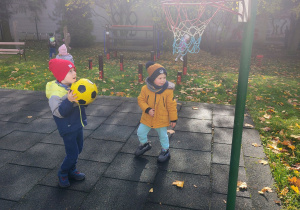 Dzieci grają w piłkę.