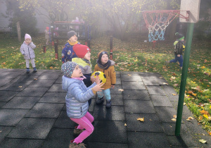 Dzieci grają w piłkę.