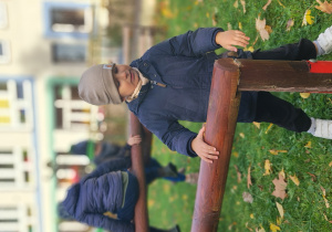 Chłopiec opiera się o tor przeszkód.