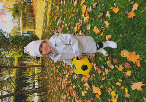 Dziewczynka trzyma piłkę.