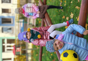 Dziewczynki pozują do zdjęcia.