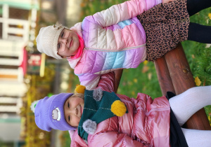 Dziewczynki pozują do zdjęcia.