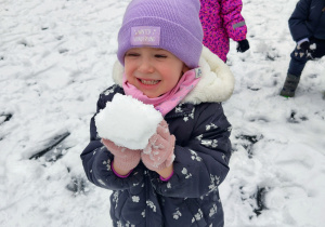 Dziewczynka lepi kulę.