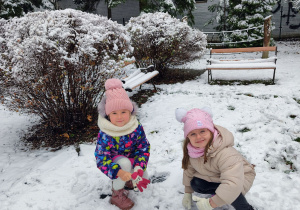 Dzieci lepią kulę.